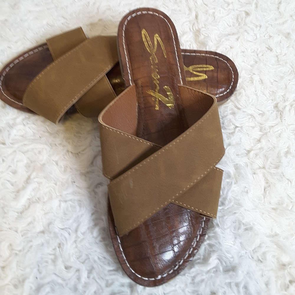 Slip-On Cross-Strap Women’s Sandals in Brown